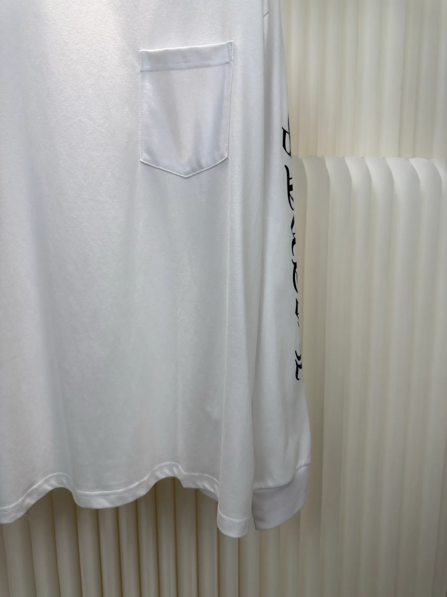 P290 Chrome Hear Sanskrit collar long sleeves. The fabric is made of 26 weave 200 grams cotton. The printing is ink printing. Customized accessories. Size S M L